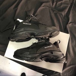 Balenciagas triple s all black